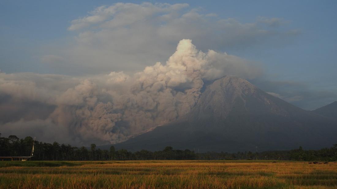 Penampakan Gunung Semeru Yang Kembali Semburkan Awan Panas