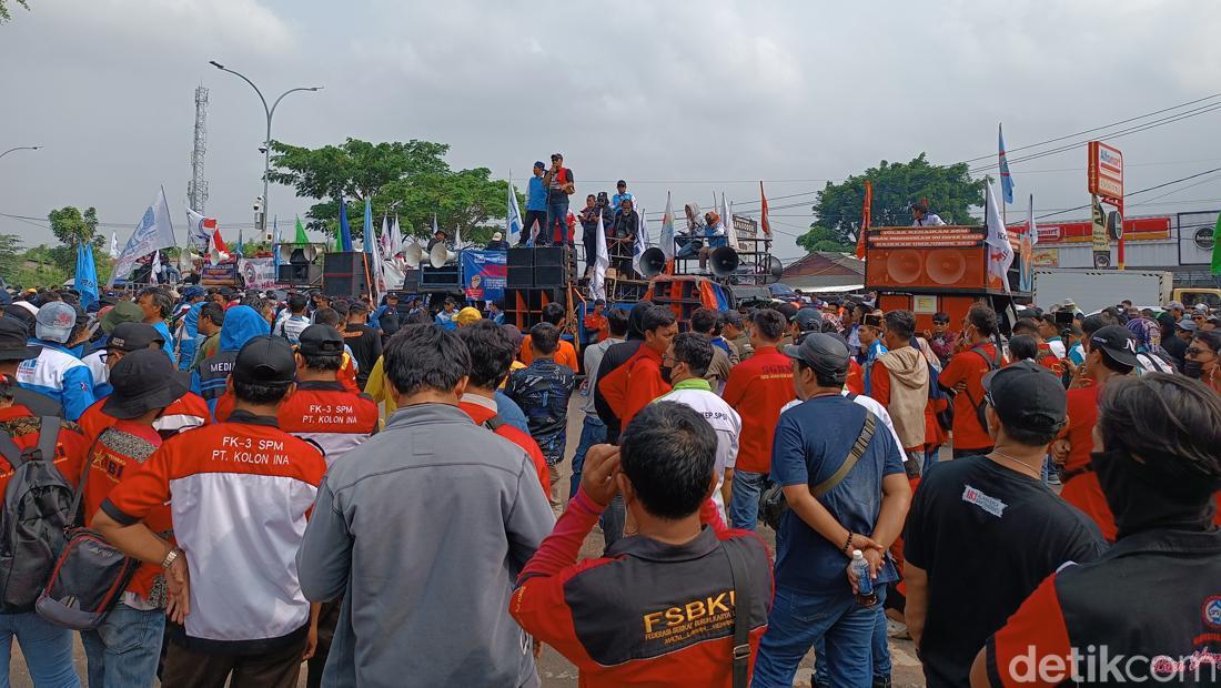 Buruh Demo Di Depan Kantor Gubernur Banten, Ini Tuntutannya Soal UMK 2023