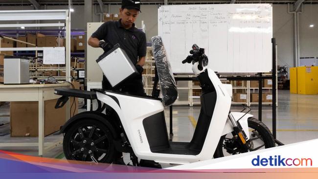 To make it cheap, the Ministry of Transportation asks manufacturers to sell electric motorbikes without batteries