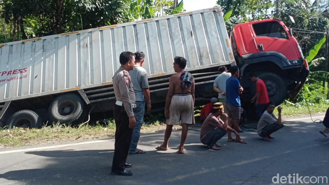 Truk Ekspedisi Terbalik Di Jalan Poros Wajo Gegara Sopir Mengantuk