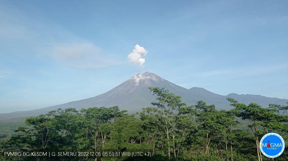 Gunung Semeru Erupsi, Keluarkan Abu Setinggi 400 Meter