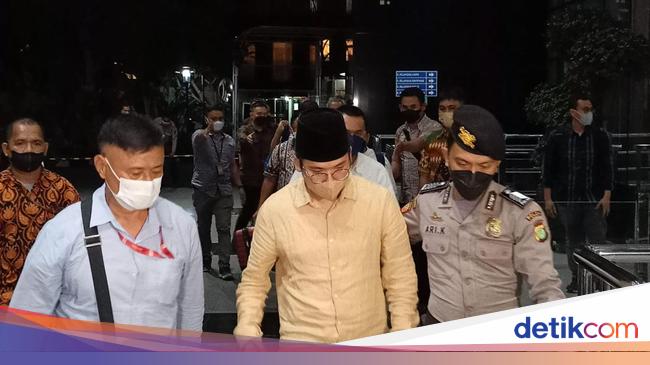 Arrested in East Java, Bangkalan Regent arrives at KPK building