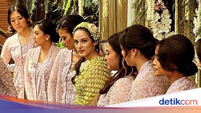 The face of Chelsea Islan undergoes the Siraman procession before the wedding