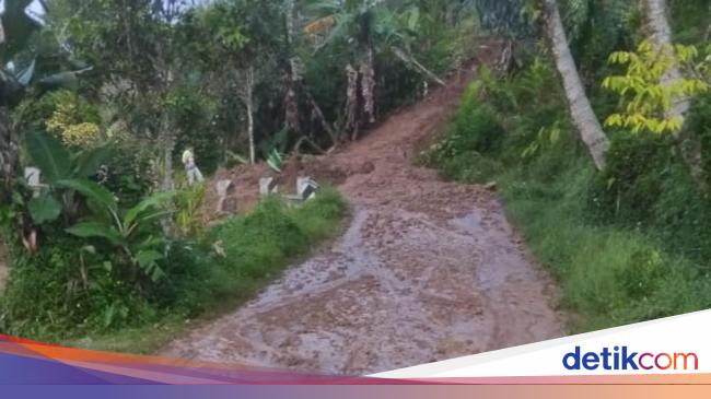 Longsor Tutupi Jalan Akses Warga Desa Mekarwangi Ciamis Tertutup