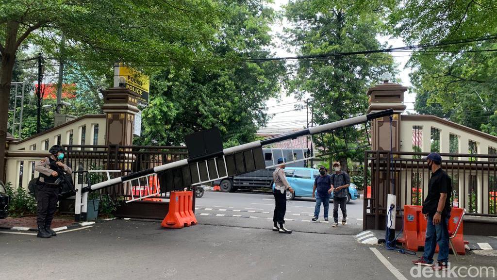 Ketatnya Pengamanan Markas Polisi Di Jakarta Pascabom Bunuh Diri Di Bandung