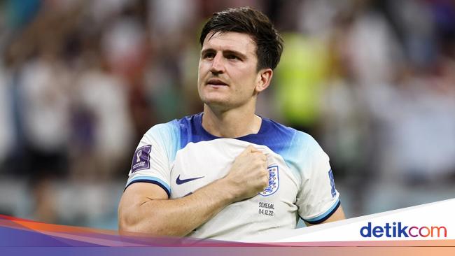 “The England National Team receives a memorial from Harry Maguire”