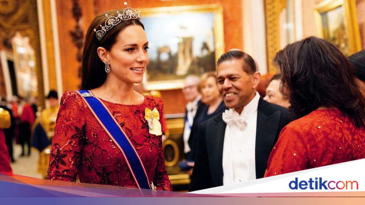 7 Foto Kate Middleton Pakai Tiara Bunga Teratai, Pancarkan Aura Calon Ratu