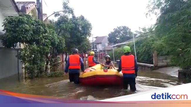 Depok Flood Evacuation: How Damkar Saved Residents Trapped by Rising Waters