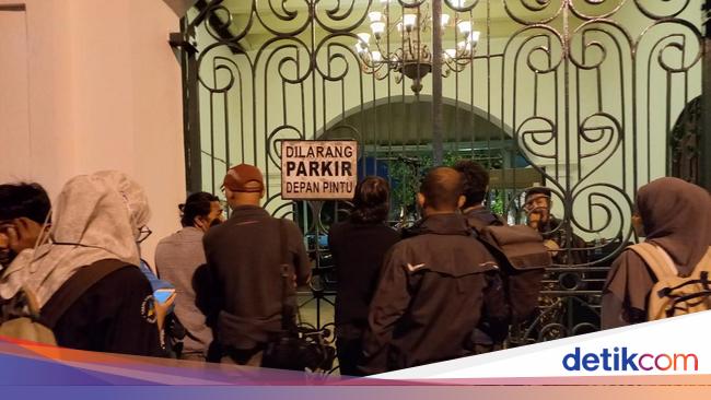 In the evening, President Jokowi visited Puro Mangkunegaran