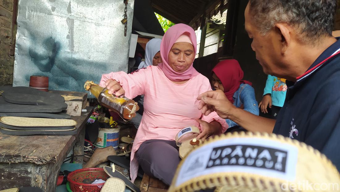 Jelang Libur Nataru, Warga Borobudur Kebanjiran Order Sandal Upanat