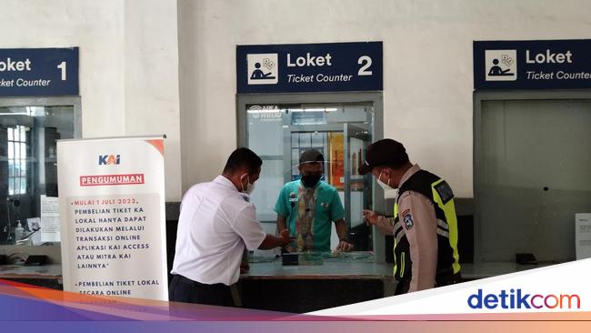 Not allowed to board the train, potential passengers break the glass at the Sukabumi station counter