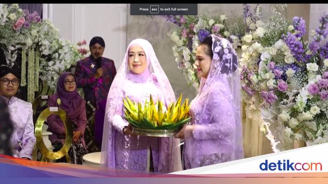 Iriana Jokowi gives Peningset to Erina at Midodareni Night