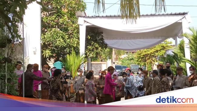 Beginning of Siraman Kaesang procession, Jokowi puts Bleketepe