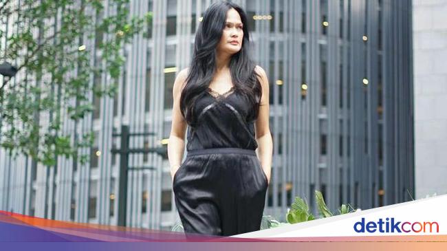 7 Pesona Donna Harun Awet Muda di Usia 50, Minum Air Putih Sesering Ini