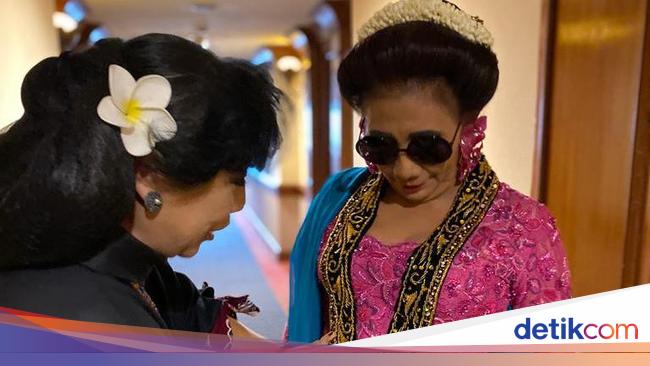 Susi Pudjiastuti wears Kebaya Anne Avantie: ugly ducklings become beautiful