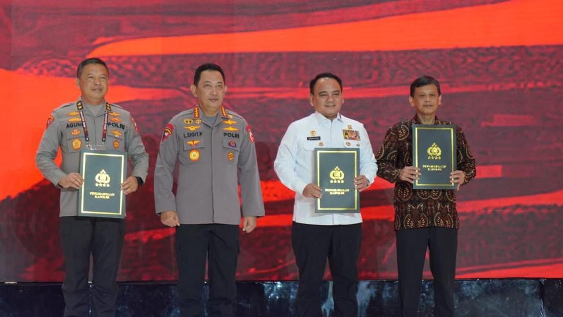 Sekjen Kemenkum HAM Terima Penghargaan Pin Emas Dari Polri