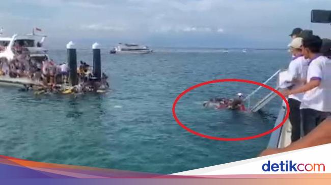 The pier bridge in Nusa Penida collapses, 35 tourists dive into the sea