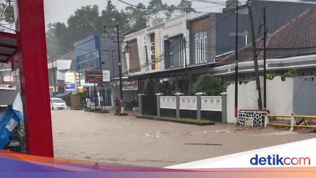 Flash floods in Sukanagara Cianjur, hundreds of houses submerged