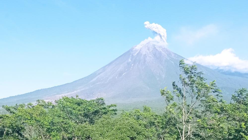 Pos Pantau Catat Gunung Semeru Erupsi Tiga Kali Dalam 8 Jam