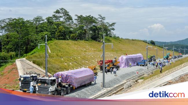 Bangkai Kereta Cepat yang Anjlok di Bandung Dievakuasi