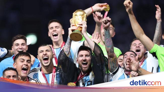 Champion’s Parade, Argentina national team in open top bus and escorted by camel troops