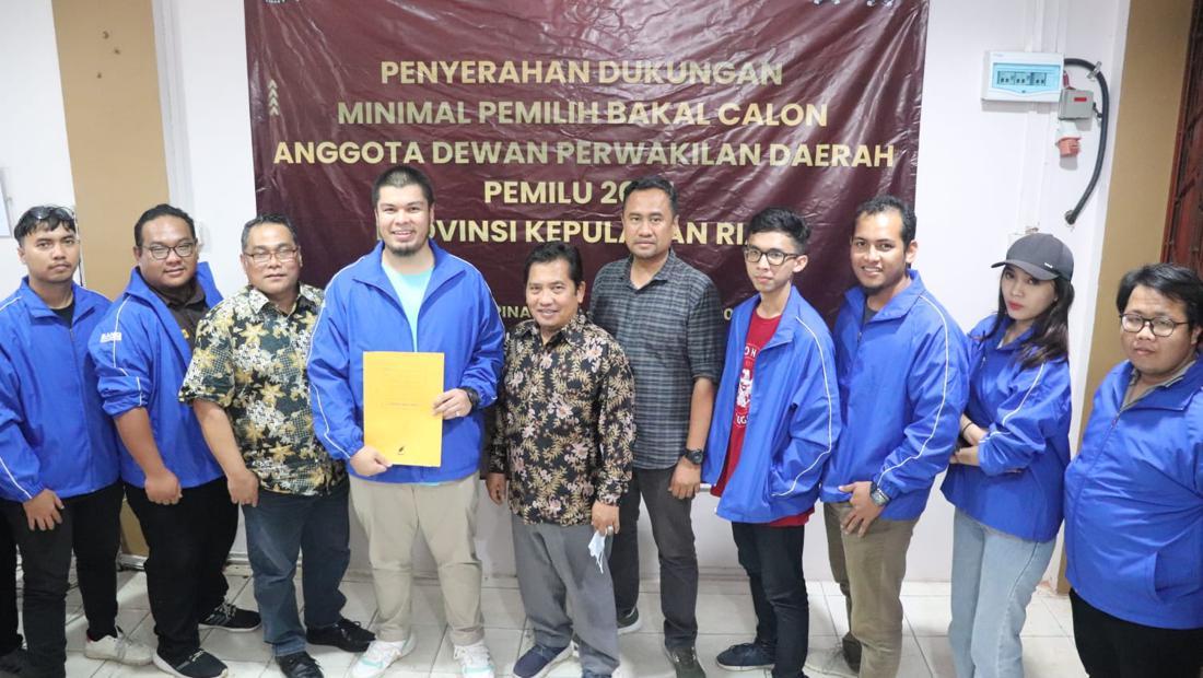 Dua Bakal Calon DPD RI Serahkan Syarat Dukungan Ke KPU Kepri