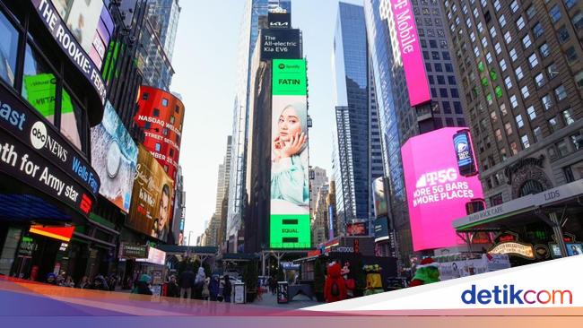 Fatin tears up his Mejeng photo in Times Square in New York