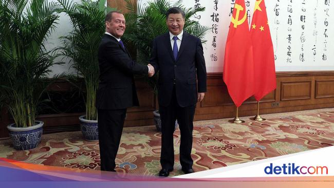 Former Russian president suddenly visits China to meet with Xi Jinping