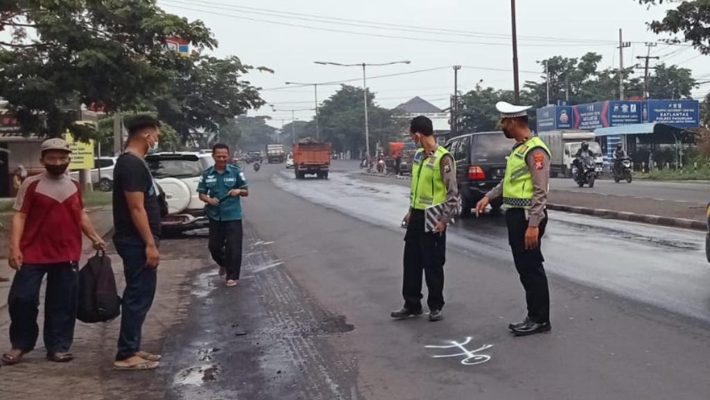 Gagal Menyalip, Ibu Dan Anak Tewas Tertabrak Truk Di Pasuruan