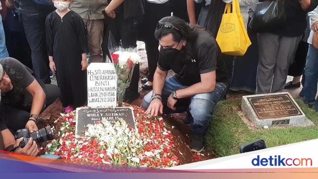 Atmosphere Haru, Aminah Cendrawasih buried in One Liang with Mak Wok