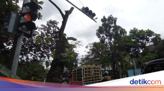 Dishub Curigai 'Pak Ogah' di Balik Matinya Lampu Lalin di Cawang