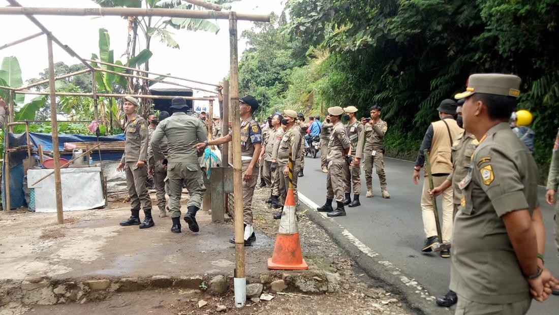 Satpol PP Tertibkan 200 PKL Di Kawasan Puncak Bogor