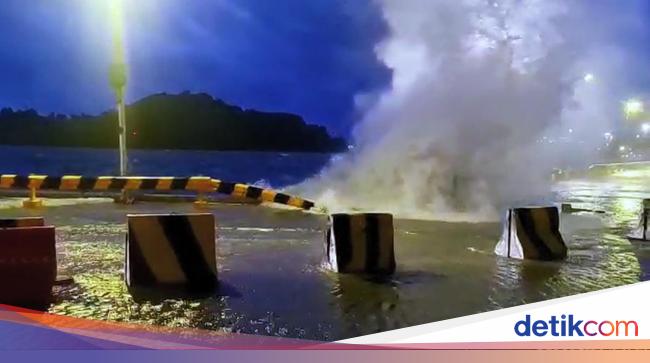 Cuaca Buruk Di Pelabuhan Merak Keberangkatan Kapal Ditunda