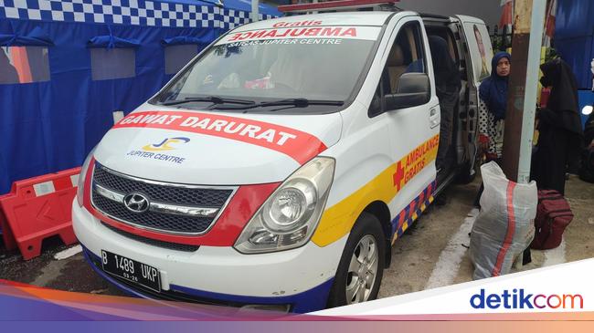 Opposite directions in Puncak, ambulance with DKI lawmakers stickers carries collection equipment