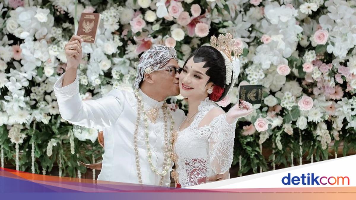 Baru Menikah, Ini Kulineran Romantis Wirang Birawa dan Umi Kalsum