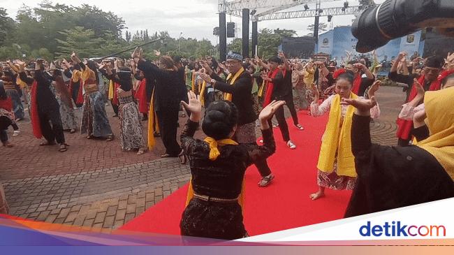 Kala Ridwan Kamil Menari Jipeng Di Sukabumi