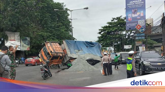 Pajero was crushed by a truckload of sand at Cibubur Transyogi, TNI service car