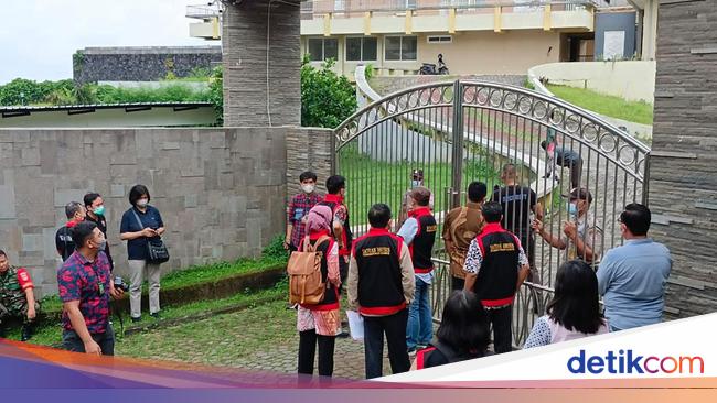 The prosecutor’s office searches the homes of businessman Agus Hartono, who admits he was blackmailed by the prosecutor’s office