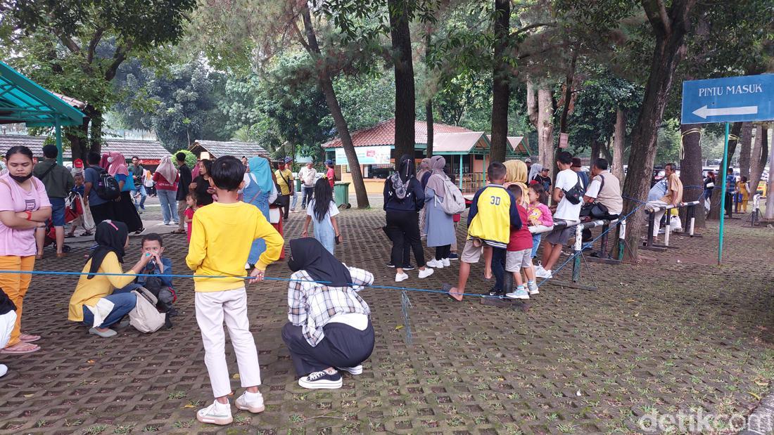 Libur Nataru, Pengunjung Padati Kebun Binatang Ragunan