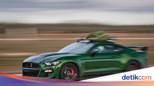 The Ford Mustang runs at 308 km/h to "steal" the Christmas tree - World