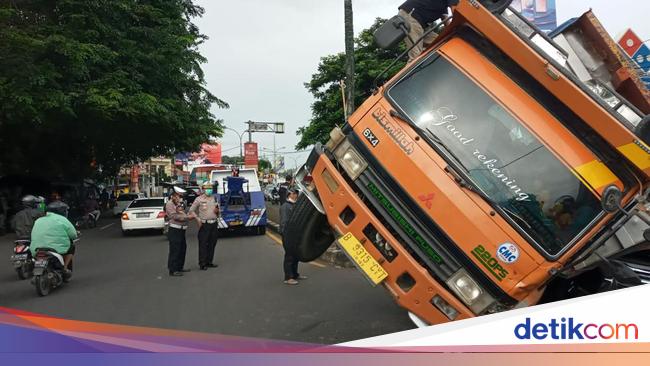 Sand truck crash takes precedence over TNI Brigadier General’s car at Cibubur, here are the latest 4 news stories