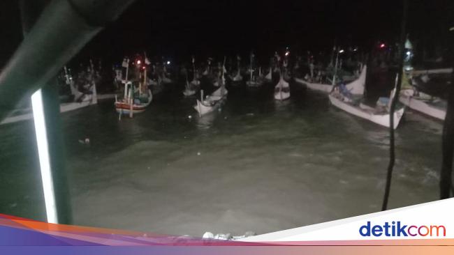 Nelayan Kalbar sedang memperbaiki perahu setelah cuaca ekstrem