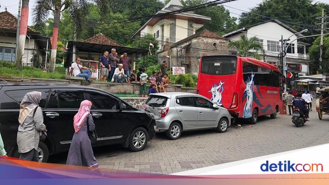 6 students hit by buses and cars in the parking lot of the Sunan Giri cemetery, 1 killed