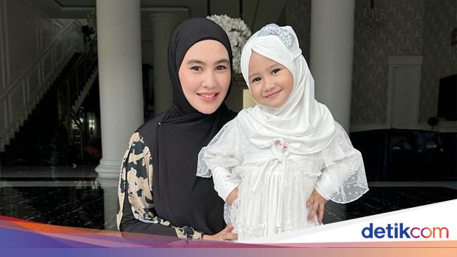 exasperated!  Her daughter is angry seeing sexy photos from past of Kartika Putri