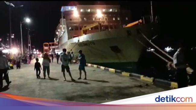 Tourists stranded by bad weather in Karimunjawa evacuated to Semarang