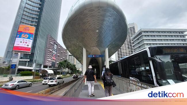 Hindari Macet, Karyawan di Sudirman Ini Pilih Naik TransJ Saat KTT ASEAN
