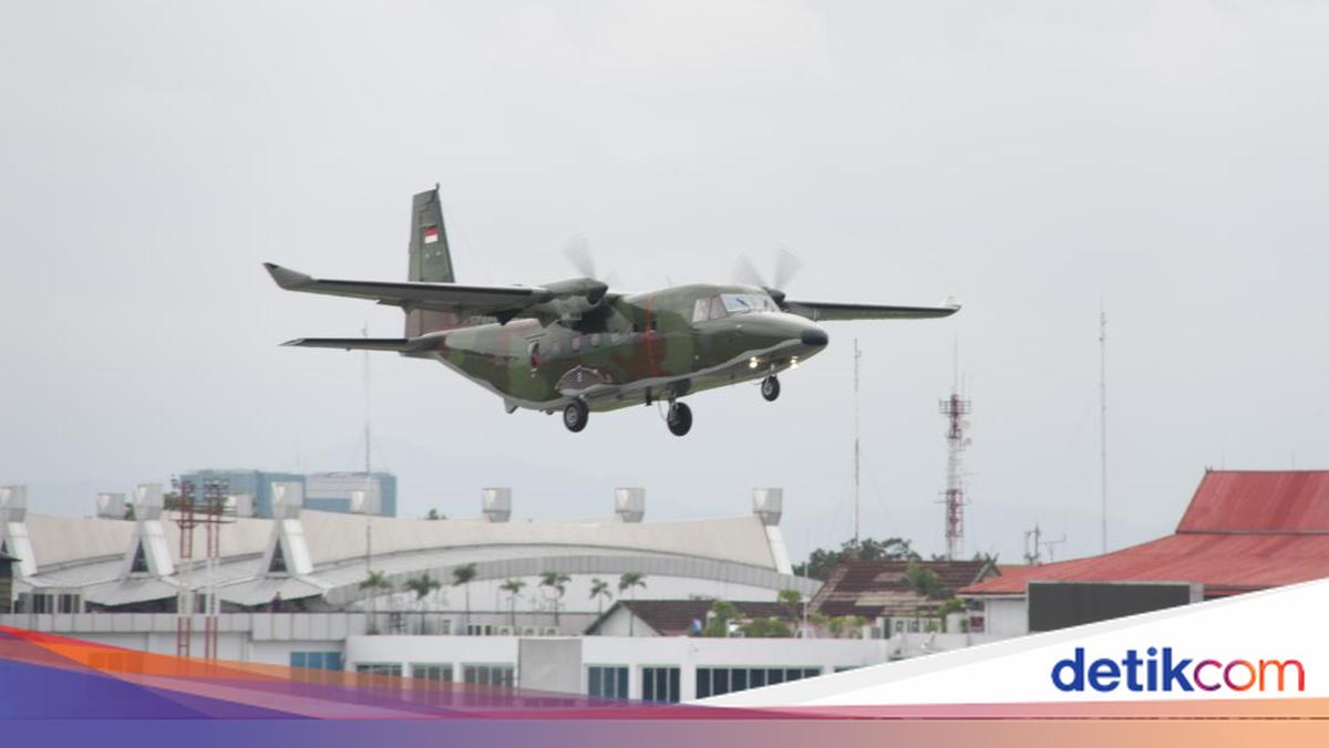 Mulusss.. Pesawat Bikinan PTDI Mendarat di Hanggar TNI AU