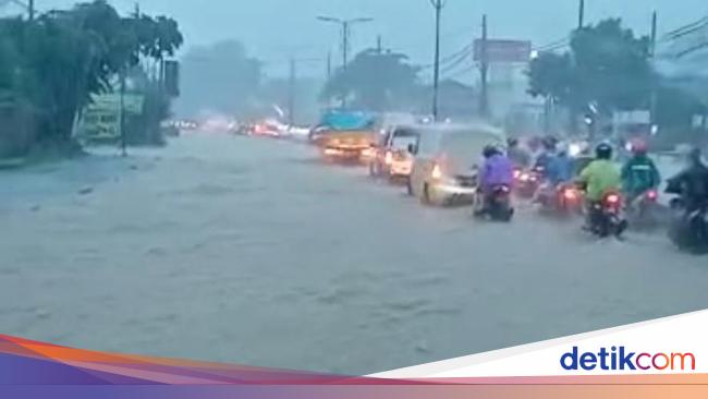 Jalan Pantura Semarang is flooded, motorbikes are recommended to find alternative routes