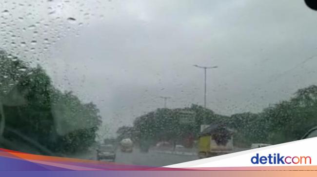 Waspada Bencana Hidrometeorologi Cuaca Ekstrem Saat Peralihan Musim