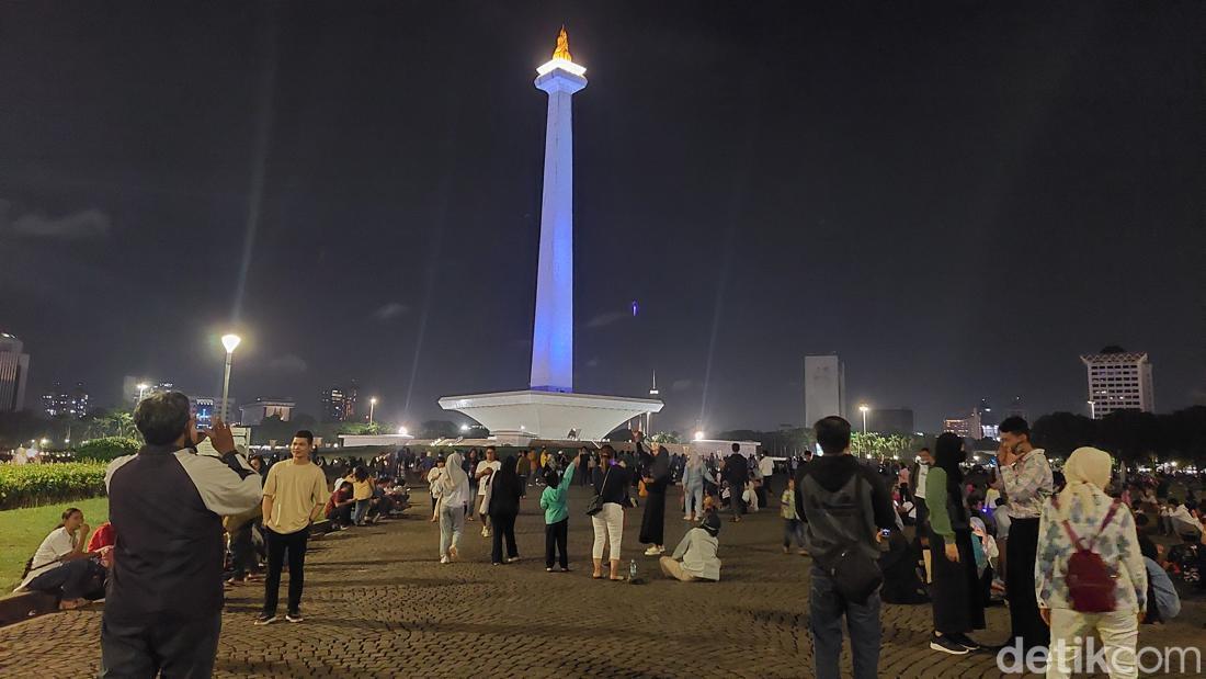 Monas Dipenuhi Wisatawan Menyambut Tahun Baru 2023